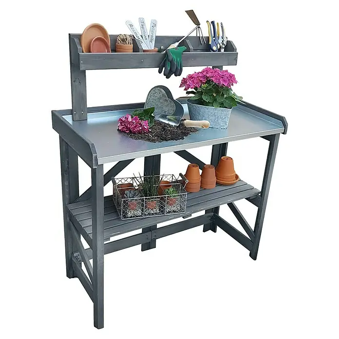 Promadino Pflanztisch Klappbar - 97 x 45 x 128 cm, Holz, Grau - Das Bild zeigt einen grauen Gartentisch mit Aufbewahrungsregalen, auf dem Pflanzen, Töpfe und Gartengeräte platziert sind.