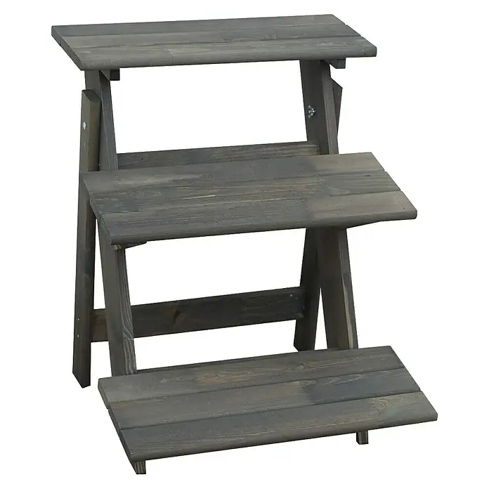 Promadino Blumentreppe - 60 x 50 x 56 cm, Kiefer, Grau - Diese Aufnahme zeigt einen grauen Blumenständer aus Holz mit drei Ebenen und abnehmbarem Design auf einem schwarzen Hintergrund.