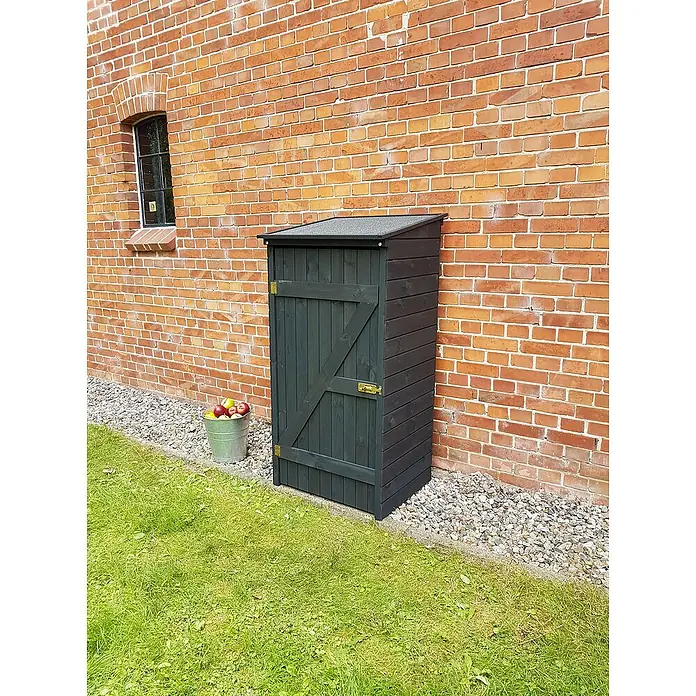 Promadino Geräteschrank Speyer - Holz, Anthrazit - Eine dunkle Holzgartenhütte steht an einer Backsteinmauer, daneben ein Eimer mit Äpfeln. Praktische Aufbewahrung für den Außenbereich.
