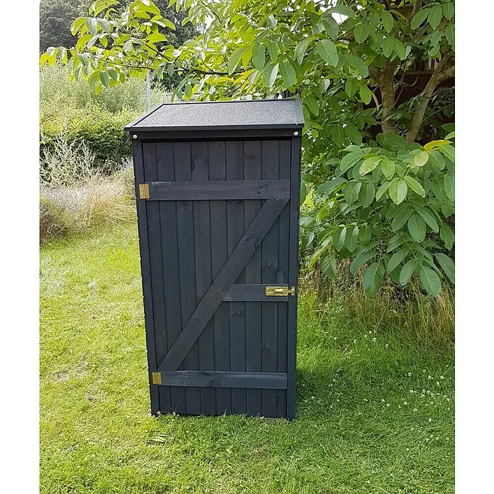 Promadino Geräteschrank Speyer - Holz, Anthrazit - Ein schwarzer Holzschuppen mit schrägem Dach steht auf einer grünen Rasenfläche neben einigen Bäumen.