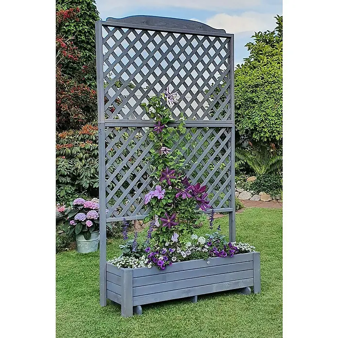 Promadino Pflanzkasten Romantica - Außenmaß (L x B x H): 210 x 38 x 120 cm, Holz, Grau - Ein grauer Pflanzkasten mit Rankgitter, bepflanzt mit lila Clematis und verschiedenen Blumen, steht auf einem grünen Rasen.
