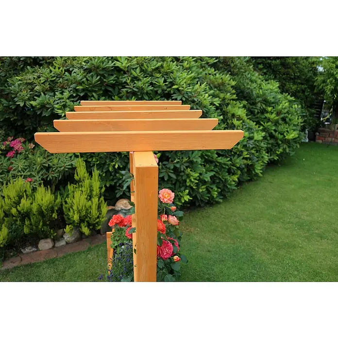Promadino Pflanzkasten mit Pergola - Außenmaß (L x B x H): 140 x 64,5 x 140 cm, Holz, Honigbraun - Nahaufnahme einer hölzernen Rosenbogen-Struktur mit Blumen in einem üppigen Garten, die die natürliche Schönheit und handwerkliche Qualität betont.
