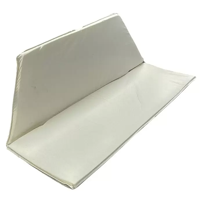Promadino Sitzauflage Marburg - Beige, L x B x H: 121 x 39 x 3 cm - Ein cremefarbenes, zweigeteiltes klappbares Polster oder Matratze, teilweise zusammengeklappt dargestellt.