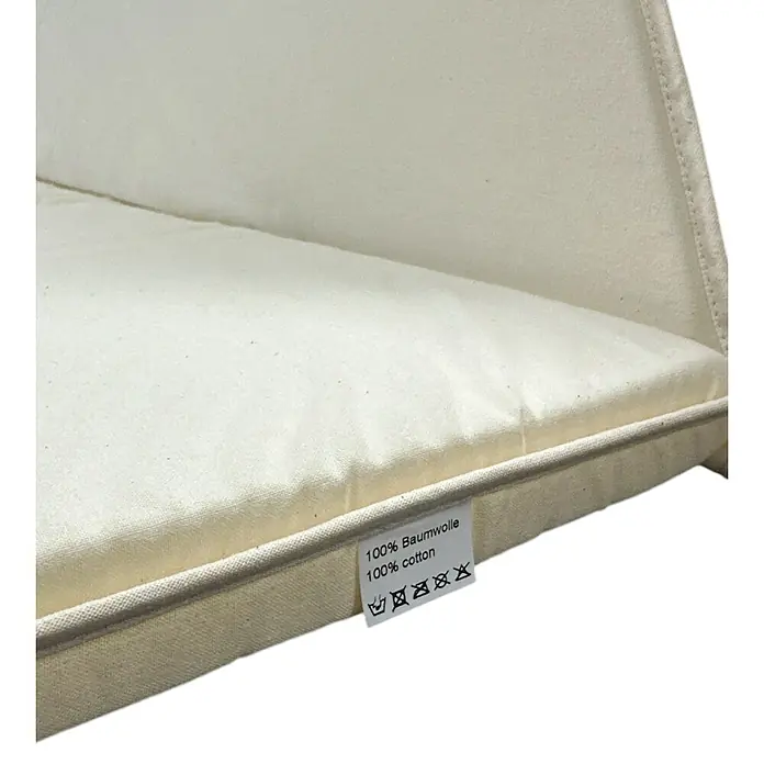 Promadino Sitzauflage Marburg - Beige, L x B x H: 121 x 39 x 3 cm - Nahaufnahme eines cremefarbenen Kissens mit einem Etikett, das "100% Baumwolle" angibt.