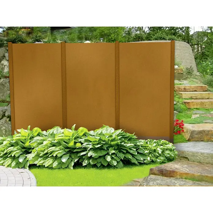 Jabo-Design Sichtschutzelement - 90 x 180 cm, Ohne Dekor, Edelrost - Das Bild zeigt eine Cortenstahl Zaunwand in einem Garten, umgeben von üppigem Grün. Die Rostoptik des Zauns verleiht ihm eine natürliche, stilvolle Note.