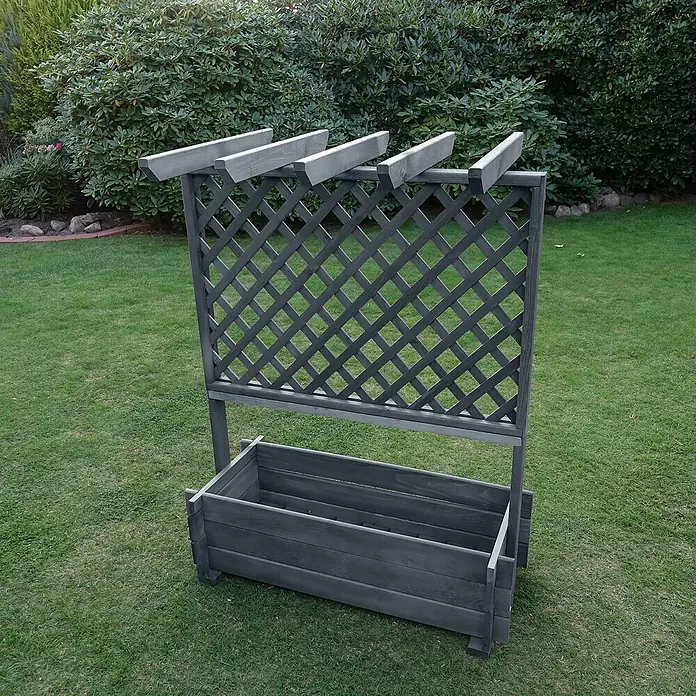 Promadino Pflanzkasten mit Pergola - Außenmaß (L x B x H): 139 x 65 x 112 cm, Holz, Grau - Eine graue Pflanzkasten-Rankhilfe-Kombination steht auf einer Rasenfläche vor einem üppigen Busch. Das Produkt ist aus Holz gefertigt.