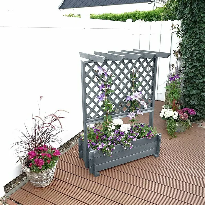 Promadino Pflanzkasten mit Pergola - Außenmaß (L x B x H): 139 x 65 x 112 cm, Holz, Grau - Grauer Pflanzkasten mit Rankgitter und blühenden Pflanzen auf einer Holzterrasse, der als dekoratives Gartenelement dient.