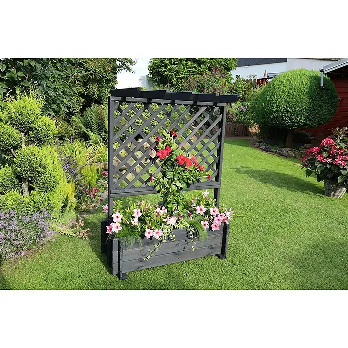 Promadino Pflanzkasten mit Pergola - Außenmaß (L x B x H): 140 x 64,5 x 102 cm, Holz, Anthrazit - Eine dunkelgraue Pflanzkasten-Rankgitter-Kombination, bepflanzt mit rosa und roten Blumen, steht auf einem grünen Rasen.