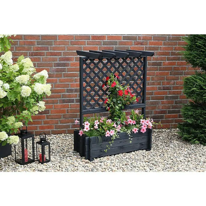 Promadino Pflanzkasten mit Pergola - Außenmaß (L x B x H): 140 x 64,5 x 102 cm, Holz, Anthrazit - Ein rechteckiger, schwarzer Pflanzkasten aus Holz mit Rankgitter, gefüllt mit rosa und roten Blüten, der einen Garten aufwertet.