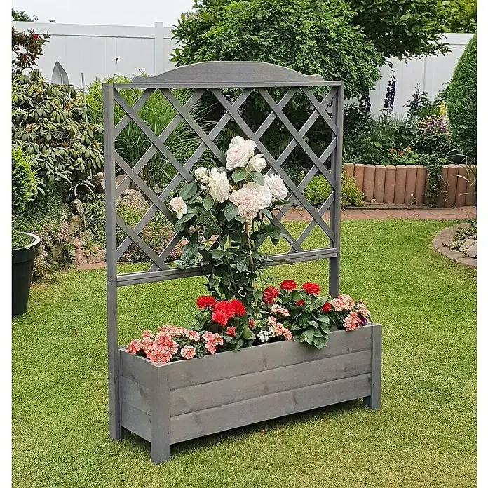 Promadino Pflanzkasten Botanica - Außenmaß (L x B x H): 140 x 32 x 110 cm, Holz, Grau - Ein graues Holzpflanzgefäß mit Rankgitter, bepflanzt mit roten und rosa Blumen und Rosen, steht auf einem Rasen im Garten.