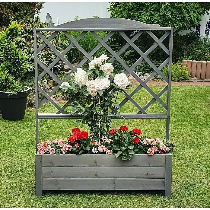 Promadino Pflanzkasten Botanica - Außenmaß (L x B x H): 140 x 32 x 110 cm, Holz, Grau - Ein graues Pflanzgefäß mit Spalier im Garten, bepflanzt mit weißen Rosen und roten Dahlien, ist ein attraktiver Blickfang.