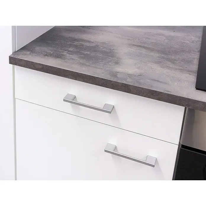 Flex-Well Lucca Singleküche - Breite: 150 cm, Weiß, Mit 2 Platten-Kochfeld, Mit Elektrogeräten - Nahaufnahme von weißen Küchenschränken mit silbernen Griffen und einer grauen Arbeitsplatte.