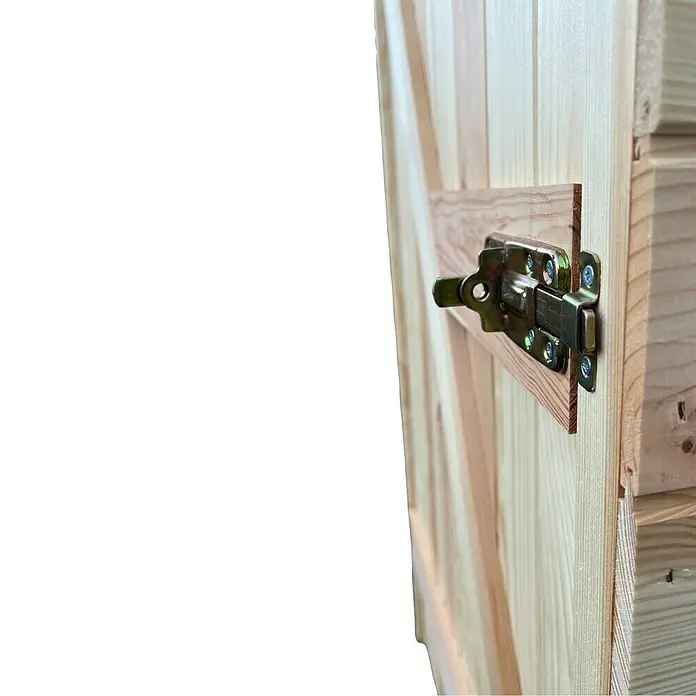 Promadino Geräteschrank Speyer - Holz, Natur - Nahaufnahme eines Holzverschlussriegels mit Schrauben an einer Holztür, der Stabilität und Funktionalität bietet.