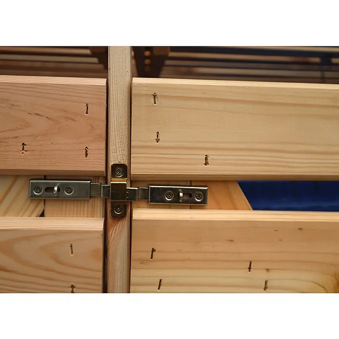 Promadino Mülltonnenbox Vario V -  - Detailansicht eines hölzernen Schieberiegels an einer Holztür. Die natürliche Holzmaserung und die Metallbeschläge sind gut sichtbar.