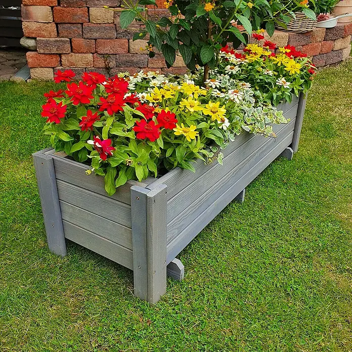Promadino Pflanzkasten Romantica - Außenmaß (L x B x H): 34 x 38 x 78 cm, Holz, Grau - Der graue Blumenkasten aus Holz ist mit roten, gelben und weißen Blumen bepflanzt und steht auf einer grünen Rasenfläche.