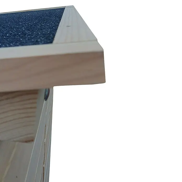 Promadino Geräteschrank Speyer - Holz, Natur - Nahaufnahme einer Holzkonstruktion mit Dachpappe, die handwerkliche Qualität und robuste Bauweise betont.