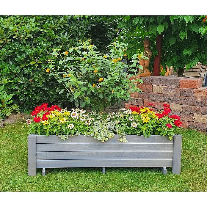 Promadino Pflanzkasten Romantica - Außenmaß (L x B x H): 34 x 38 x 78 cm, Holz, Grau - Grauer Holzkübel mit bunten Blumen wie rote Zinnien und weißen Margeriten, der einen farbenfrohen Akzent im Garten setzt.