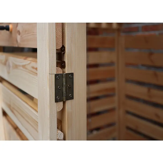 Promadino Mülltonnenbox Vario V -  - Detailansicht eines Scharniers an einer Holztür, das die Funktionalität und Handwerkskunst des Möbelstücks hervorhebt.