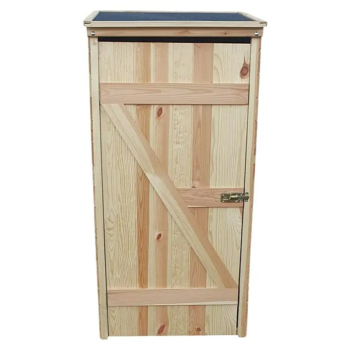 Promadino Geräteschrank Speyer - Holz, Natur - Nahaufnahme eines hölzernen Gartenschranks mit einem Riegelverschluss, der eine rustikale und funktionale Gartenaufbewahrungslösung darstellt.
