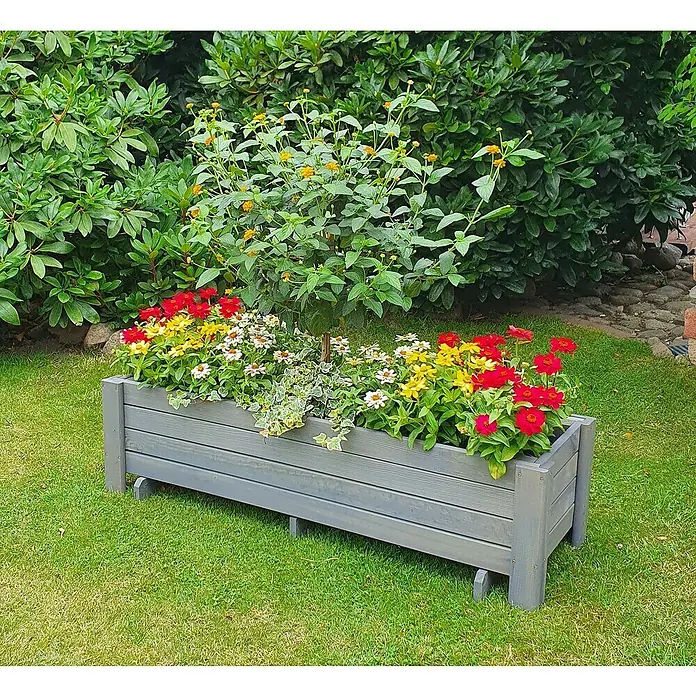 Promadino Pflanzkasten Romantica - Außenmaß (L x B x H): 34 x 38 x 78 cm, Holz, Grau - Der graue Holzkasten ist mit bunten Blumen bepflanzt und steht auf einem grünen Rasen vor einem grünen Strauch.