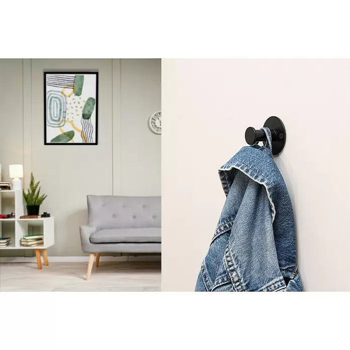 Rei Garderobenhaken C8714 - L x B x H: 40 x 52 x 52 mm, Stahl, Schwarz - Blaue Jeansjacke hängt an einem schwarzen runden Wandhaken in einem modernen Wohnzimmer.
