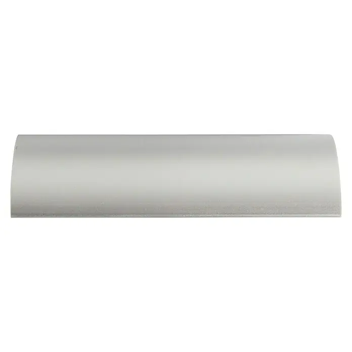 Rei Möbelgriff - Typ Möbelgriff: Muschel, L x B x H: 110 x 30 x 27 mm, Aluminium - Nahaufnahme eines hellgrauen, abgerundeten, glänzenden Metallobjekts.