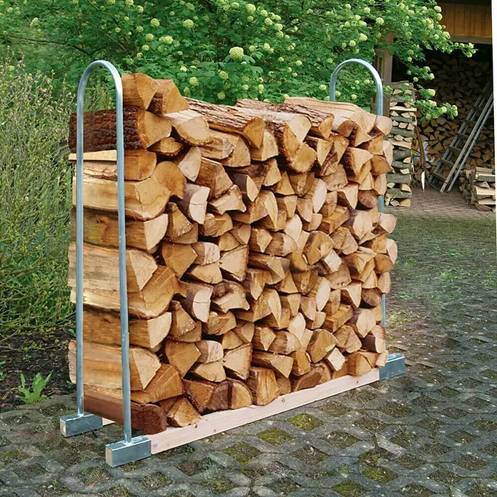 Stabilit Holzstapelhalter - Metall, Variable Abmessung, 1 Rohrbügel - Holzstapelregal mit Brennholz. Das Regal ist aus Metall und Holz gefertigt. Gestapeltes Brennholz im Freien, perfekt für die Lagerung.