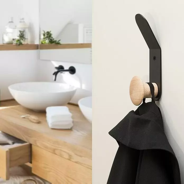 Rei Garderobenhaken C8713 - L x B x H: 37 x 45 x 135 mm, Holz, Schwarz - Schwarzer Metall- und heller Holz-Kleiderhaken an einer Wand, an dem ein schwarzes Kleidungsstück hängt.