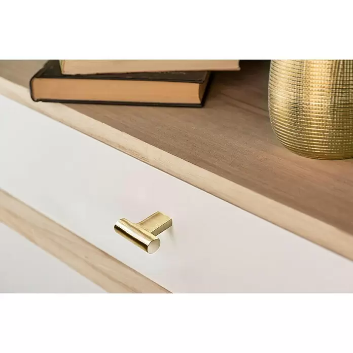 Rei Möbelgriff - L x H: 33 x 31 mm, Antikes Messing - Messingfarbener T-Griff an weißer Schublade, Teil eines hellen Holzmöbels.