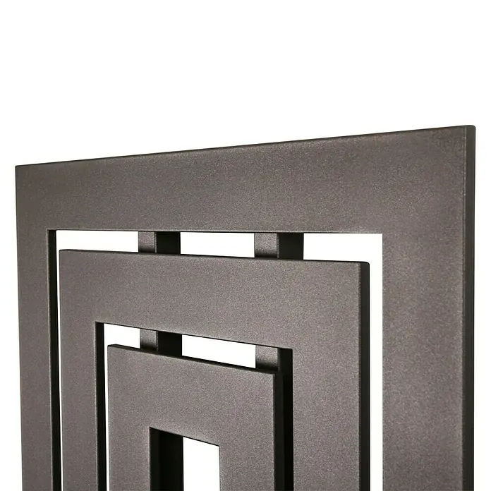 Szagato Designheizkörper Insight 2 - B x H: 600 x 1.620 mm, Wärmeleistung bei Vorlauftemperatur von 75 °C (D: 50): 1.224 W, Moonstone-Grau - Nahaufnahme eines stilvollen quadratischen Metallpaneels mit modernem Design. Ideal zur dekorativen Wandgestaltung.