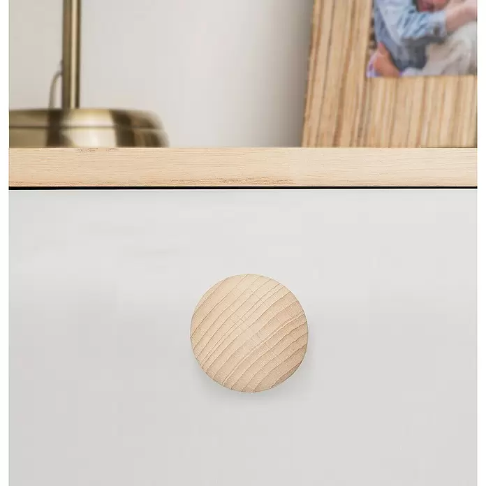 Rei Garderobenhaken 268 - L x B x H: 40 x 45 x 45 mm, Holz, Beige - Runder Schubladengriff aus Naturholz an einer weißen Schublade.