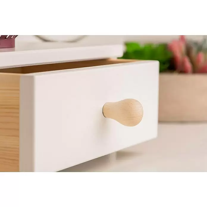 Rei Möbelknopf - Durchmesser: 22 mm, Holz, Buche - Weiße Schublade mit naturfarbenen Holzseiten und -knopf, leicht geöffnet.