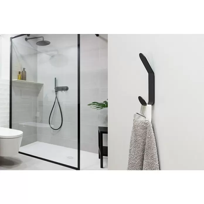 Rei Garderobenleiste C8709 - L x B x H: 35 x 35 x 137 mm, Stahl, Schwarz - Schwarzer minimalistischer Haken hält ein graues Handtuch.