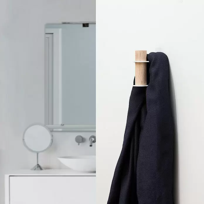 Rei Garderobenhaken C8710 - L x B x H: 55 x 28 x 66 mm, Holz, Weiß - Hölzerner Wandhaken mit weißem Akzent, hält ein dunkelblaues Handtuch in einem modernen Badezimmer.