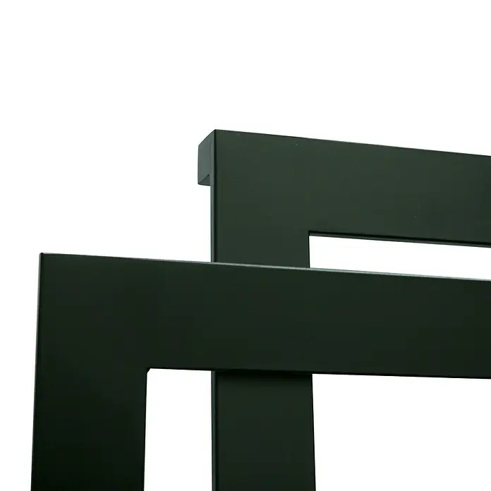 Szagato Designheizkörper Art II - B x H: 600 x 1.800 mm, Wärmeleistung bei Vorlauftemperatur von 75 °C (D: 50): 1.019 W, Schwarz - Detailaufnahme eines modernen, mattschwarzen Metallrahmens mit rechteckigen Ausschnitten, ideal für minimalistisches Design und hochwertige Verarbeitung.