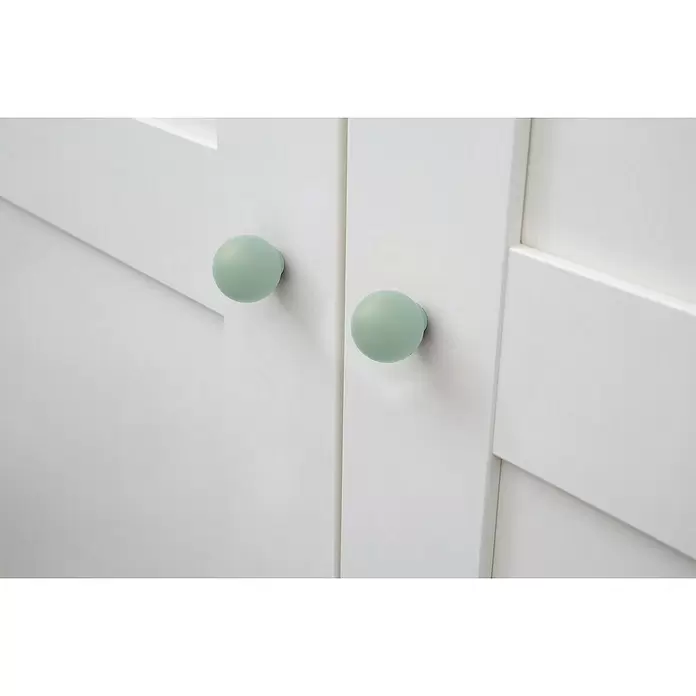 Rei Pomo para muebles 308 - Diámetro: 28 mm, Plástico, Aguamarina - Dos pomos redondos verde claro en puertas de armario blancas.