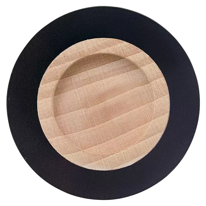 Rei Garderobenhaken C8717 - L x B x H: 26 x 60 x 60 mm, Holz, Schwarz - Runder Holzuntersetzer mit dunklem Außenrand und zentraler Vertiefung.