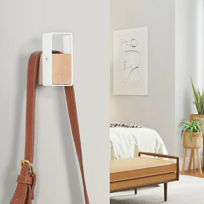 Rei Garderobenhaken C8705 - L x B x H: 50 x 30 x 60 mm, Holz, Weiß - Weißer und hölzerner Wandhaken mit braunem Lederriemen, in einem Schlafzimmer gezeigt.