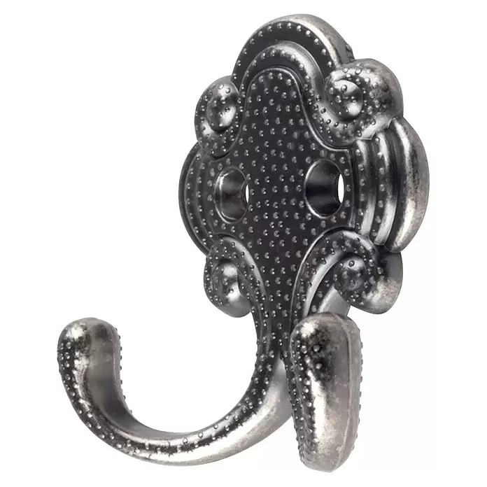 Rei Garderobenhaken C522 - L x B x H: 25 x 59 x 65 mm, Zinkdruckguss, Silber - Dunkelsilberner, verzierter Metallhaken mit zwei Befestigungslöchern und texturierter Oberfläche.