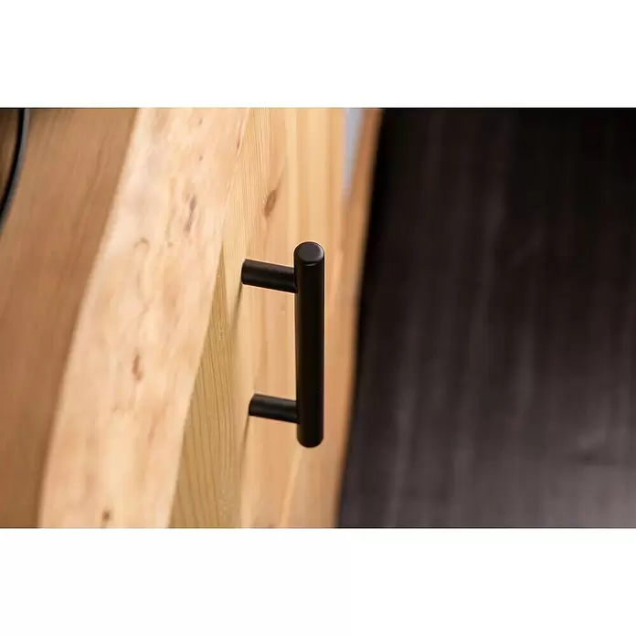 Rei Tirador para muebles - Distancia entre orificios: 96 mm, Acero, Negro, Redonda, L x An x Al: 136 x 12 x 32 mm - Tirador en T negro mate sobre un panel de madera claro.