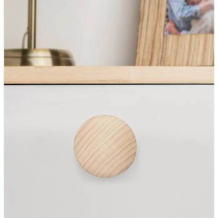 Rei Garderobenhaken 268 - L x B x H: 36 x 60 x 60 mm, Holz, Beige - Nahaufnahme eines runden hellen Holzschubladengriffs mit deutlicher Maserung auf einer weißen Schublade.