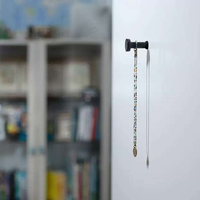Rei Garderobenhaken C700 - L x B x H: 40 x 24 x 24 mm, Zinkdruckguss, Schwarz - Schwarzer Wandhaken mit zwei Halsketten, einer bunten Perlenkette und einer mit Goldanhänger.