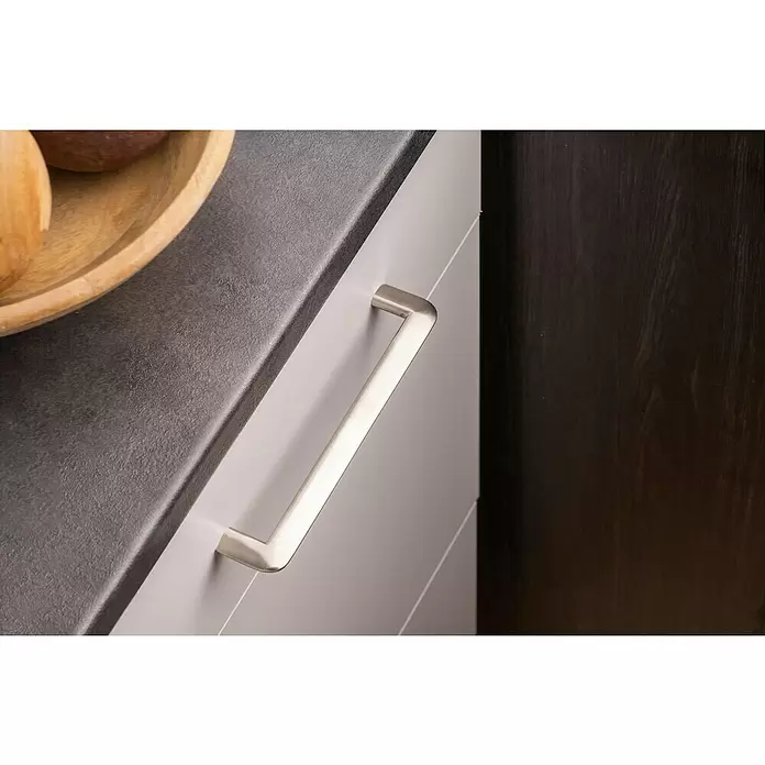 Rei Möbelgriff - Lochabstand: 160 mm, Sonstige, Stahl - Griff aus gebürstetem Metall an einem hellgrauen Schrank unter einer dunkelgrauen Arbeitsplatte.
