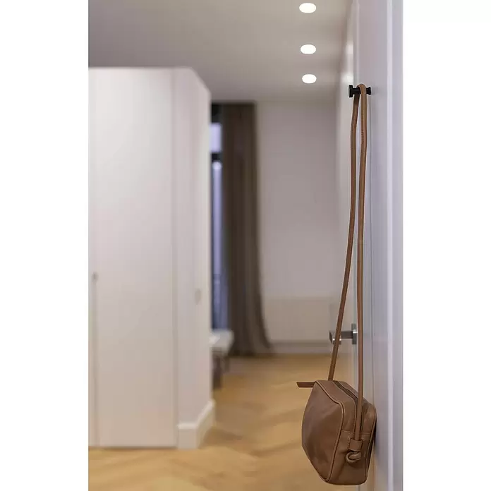 Rei Garderobenhaken C700 - L x B x H: 40 x 24 x 24 mm, Zinkdruckguss, Schwarz - Braune Leder-Umhängetasche hängt an einem Haken im Flur.