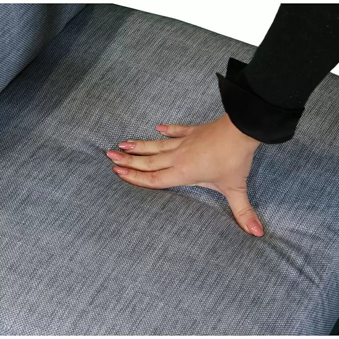 Bonlay Loungesofa Elara - B x T x H: 148 x 65 x 83 cm, Aluminium, Polyester, HPL, Anthrazit - Hand drückt in weichen, strukturierten blauen Polsterstoff eines Stuhls.
