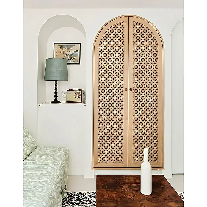 Celosía de madera D12 Clásica 2 con perfil de acabado y unión - An x Al: 85 x 107 cm, Beige - La imagen muestra un interior elegante con un armario decorativo de madera con celosía, y un rincón de lectura acogedor con una lámpara y una radio.