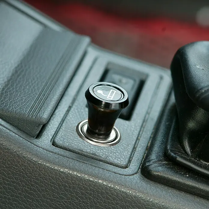 UniTEC Zigarettenanzünder - Geeignet für: Auto mit 12 V Bordspannung - Der Zigarettenanzünder im Auto, ein Relikt vergangener Zeiten. Ein Detail im Innenraum, das an eine andere Ära erinnert.