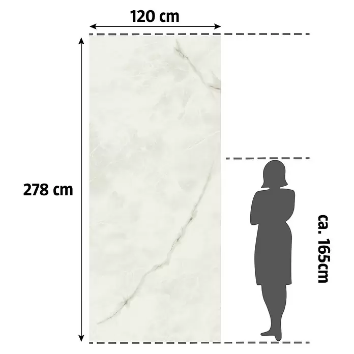 Corso Italia Feinsteinzeugfliese Onyx - 120 x 278 cm, Weiß, Glänzend - Helle Marmoroptik-Platte (120x278 cm) mit feiner Maserung, zum Größenvergleich neben einer 165 cm großen Person.