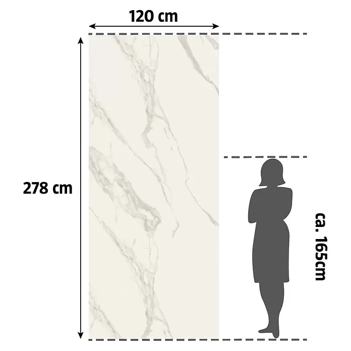 Corso Italia Feinsteinzeugfliese Marble Calacatta - 120 x 278 cm, Weiß, Glänzend - Große Fliese in weißem Marmor-Effekt mit grauen Äderungen, 278x120 cm, neben Person (165 cm) zur Skalierung.