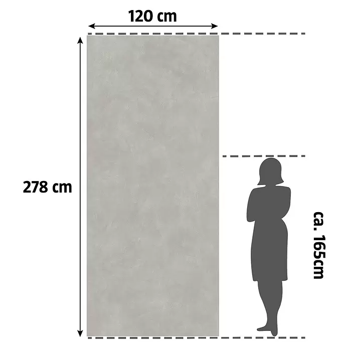 Corso Italia Feinsteinzeugfliese Resin - 120 x 278 cm, Silber, Matt - Graues, strukturiertes Wandpaneel (120x278cm) neben einer Person zur Größenreferenz.